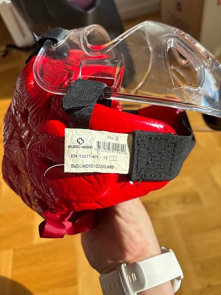 Budo-Nord kampsportshjälm röd med visir