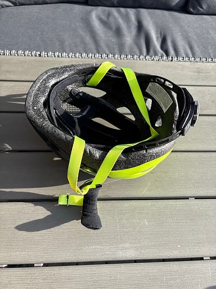Occano cykelhjälm svart/gul barn/ungdom