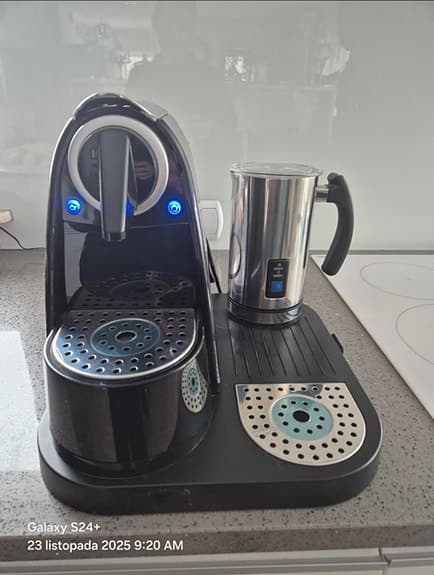 kitchen factory kaffemaskin med mjölkskummare
