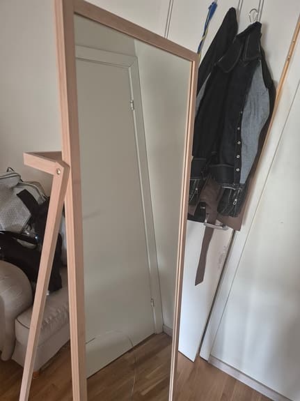Jysk spegel på ställning i trä