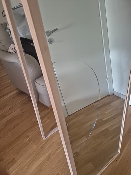 Jysk spegel på ställning i trä