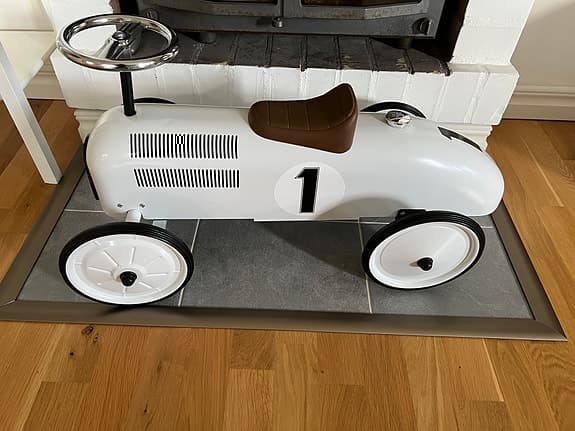 Vit gåbil i retrostil som stått som inredningsdetalj