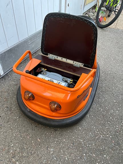 Elektrisk barnbil i retrostil