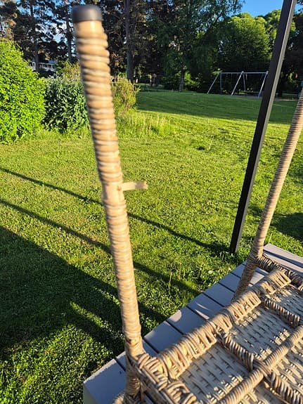 Beige trädgårdsstol i konstrotting med armstöd