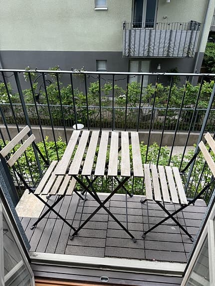Balkongmöbelset bord och två stolar trä/svart