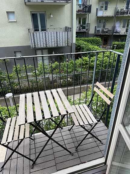 Balkongmöbelset bord och två stolar trä/svart