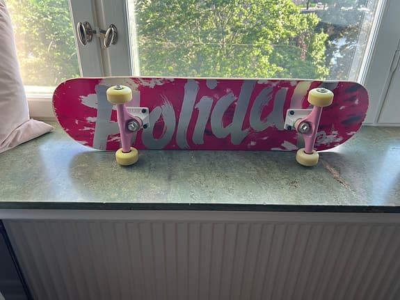 Holiday skateboard rosa med vita hjul