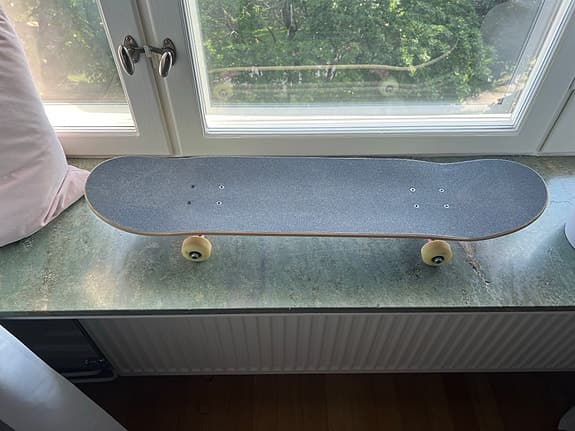 Holiday skateboard rosa med vita hjul