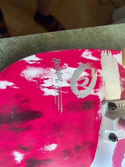 Holiday skateboard rosa med vita hjul