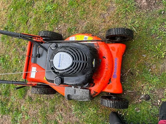 Husqvarna R52SE bensindriven gräsklippare röd