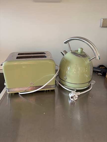 Brödrost och vattenkokare i samma set