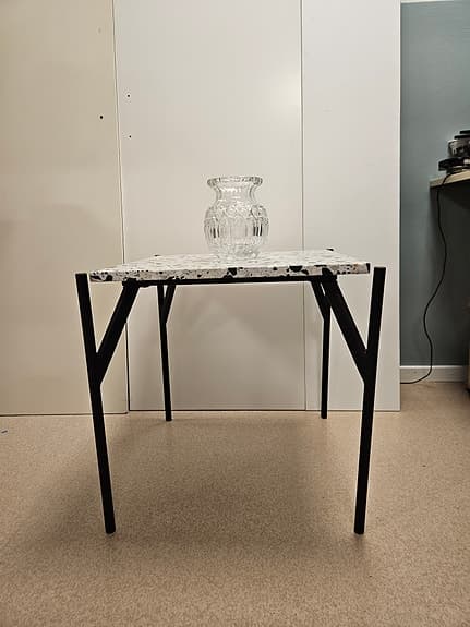 RGE sidobord terrazzo skiva svart ställning