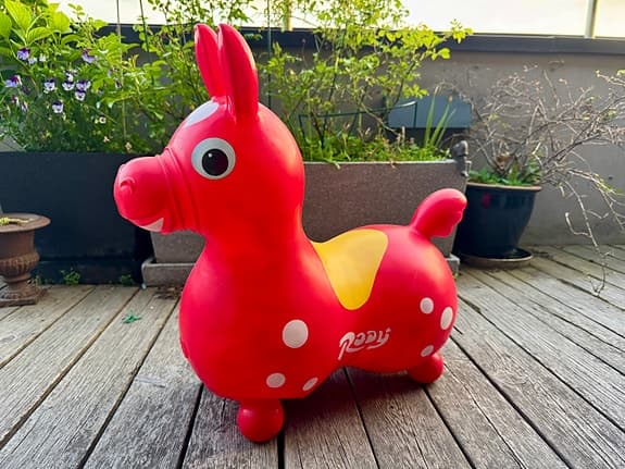 Rody hopphäst i rött