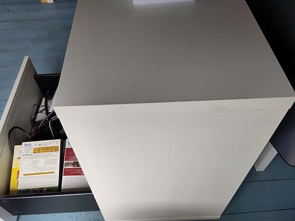 Vit förvaringsmöbel med hyllor och låda
