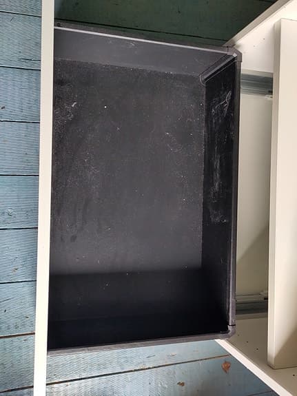 Vit förvaringsmöbel med hyllor och låda