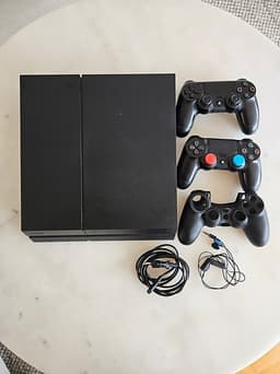 PlayStation 4 (1 TB) med 2 originalkontroller, headset