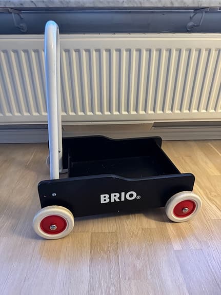 BRIO gåvagn svart med vita och röda hjul