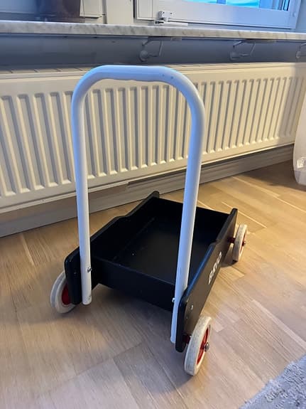 BRIO gåvagn svart med vita och röda hjul