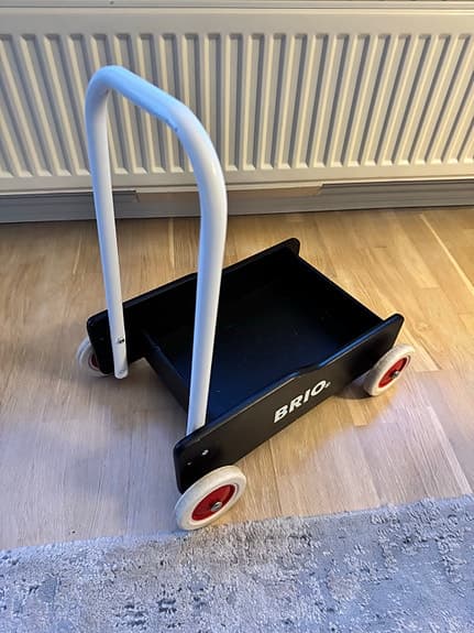 BRIO gåvagn svart med vita och röda hjul