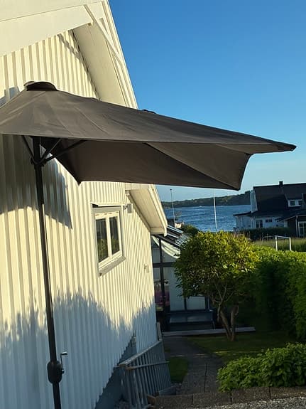 Grå halvparasoll för terass eller balkong