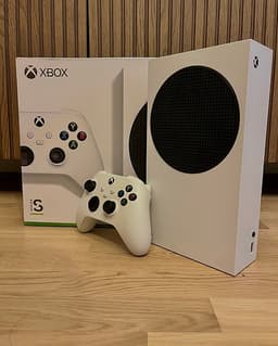 Xbox Series S med handkontroll