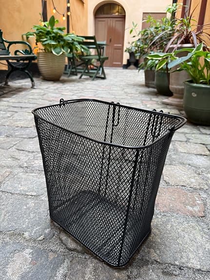 Svart cykelkorg fram i metall