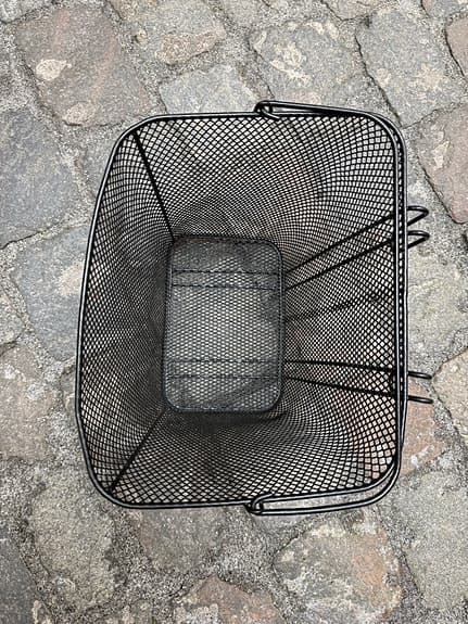 Svart cykelkorg fram i metall