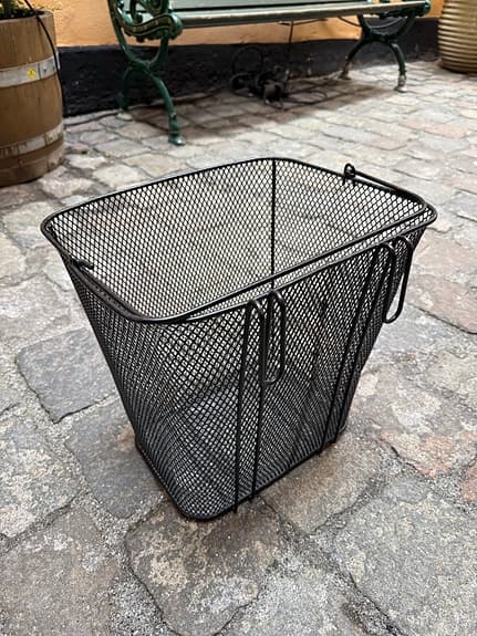 Svart cykelkorg fram i metall