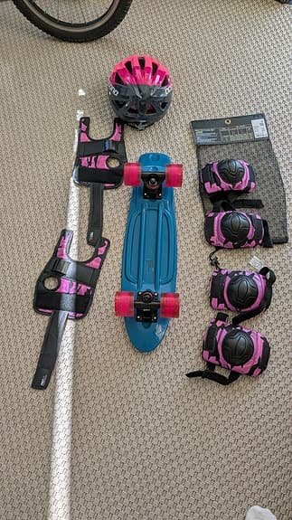 Blå skateboard med skyddsutrustning barn