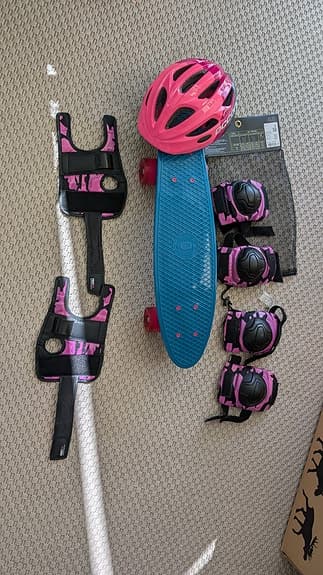 Blå skateboard med skyddsutrustning barn
