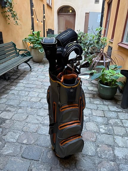 Vänster golfset med OGIO Aqua Tech golfbag