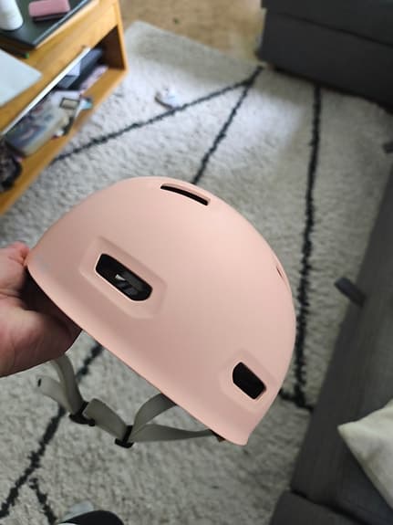 Rosa cykelhjälm med justerbart spänne