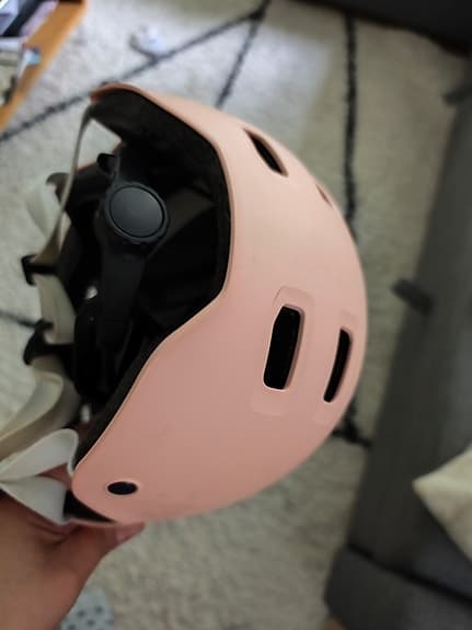 Rosa cykelhjälm med justerbart spänne