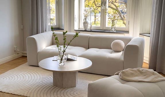 Ny Cloud 3-sitssoffa i beige från SoffaDirekt säljes.