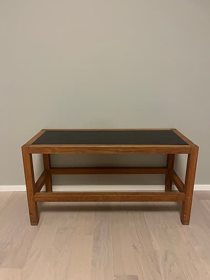 Bänk i ek och konstläder