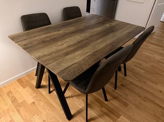 Santos matgrupp med fyra stolar
