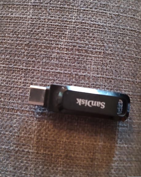 64gb sd micro, 128gb usb c, lightning till usb c