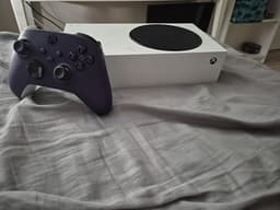 Xbox Series S spelkonsol med lila handkontroll