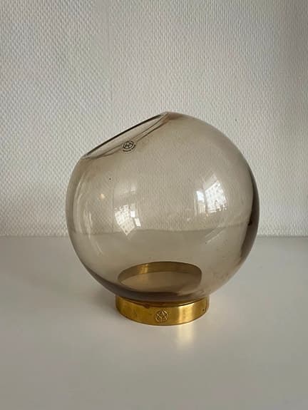 AYTM glasvas med mässingsfot (Globe)