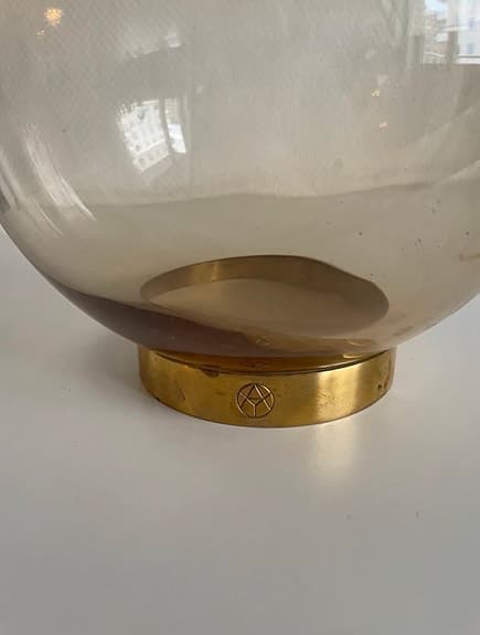 AYTM glasvas med mässingsfot (Globe)