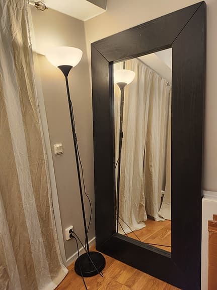 Svart stor spegel + retro golvlampa från IKEA