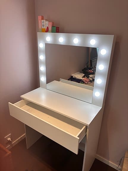 IKEA sminkspegel med belysning och sminkbord vitt