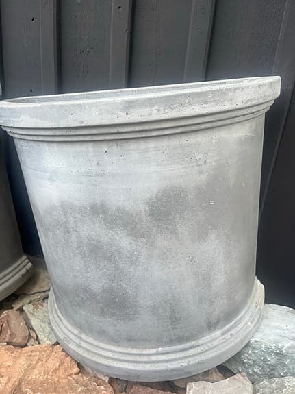 Halvrund kruka i betong grå