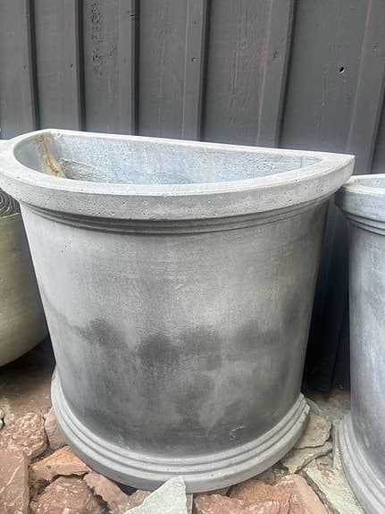 Halvrund kruka i betong grå