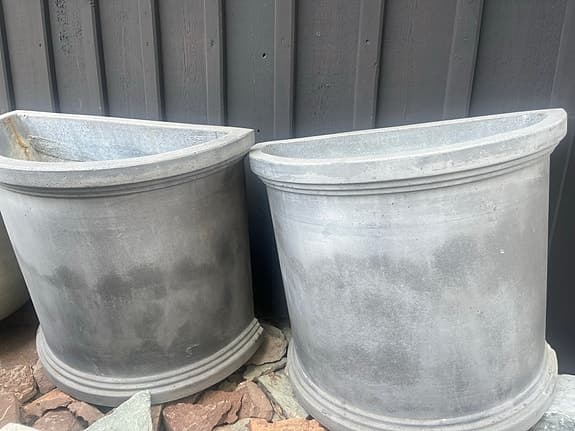 Halvrund kruka i betong grå
