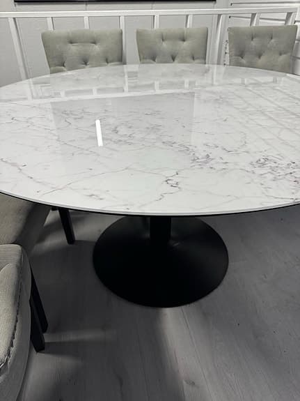 Matgrupp från Mio – Bord Ø140 cm + 6 stolar