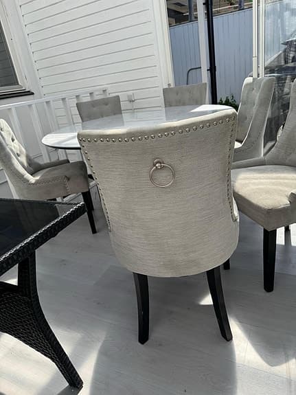 Matgrupp från Mio – Bord Ø140 cm + 6 stolar