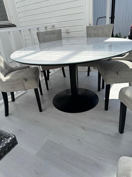 Matgrupp från Mio – Bord Ø140 cm + 6 stolar