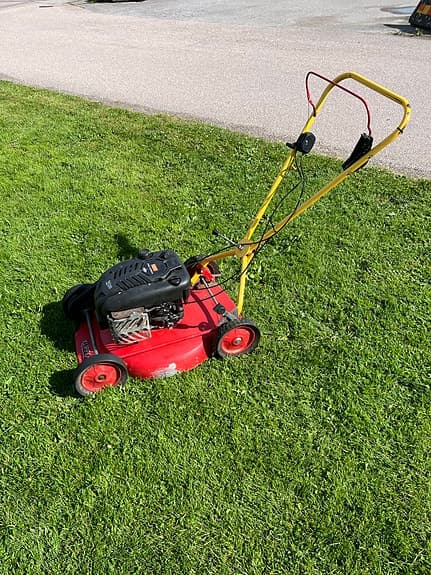 Bensindrivna gräsklippare olika modeller