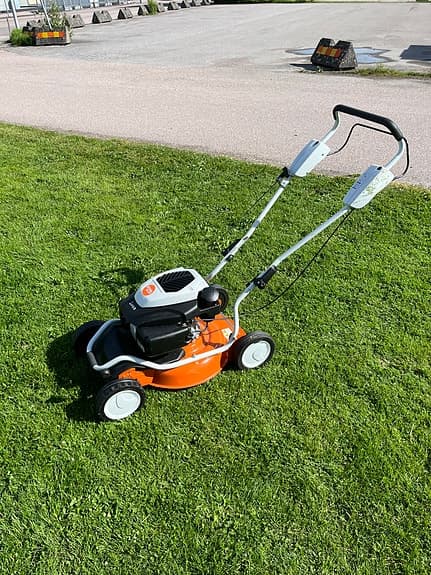 Bensindrivna gräsklippare olika modeller